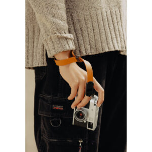 peak design cuff leather camera strap wrist amber